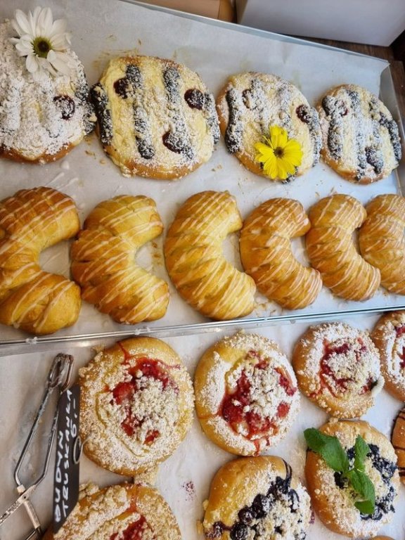 Drożdżówki sezonowe z owocami i kruszonką